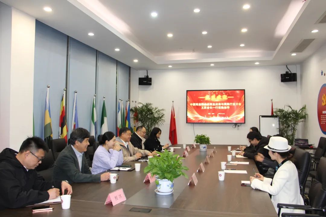 中國商聯(lián)商業(yè)店裝與展陳行業(yè)分會(huì)會(huì)長王躍一行到訪浙江工商大學(xué)創(chuàng)業(yè)園參觀交流、共促發(fā)展